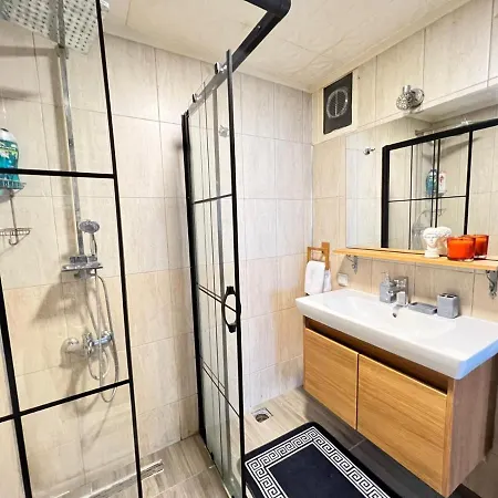 Apartment Wonder Homes - 2 Bedroom Designer Flat, Terrace, Cihangir *